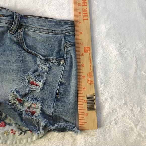 Almost Famous Distressed Denim Shorts Embroidered Pockets Junior Sz 7 Mid Rise - Picture 10 of 12